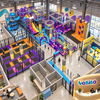 Grande piscine à balles commerciale pour aire de jeux intérieure avec toboggans tubulaires, pods de jeu, labyrinthe d'escalade et équipements de jeu souples interactifs pour FEC