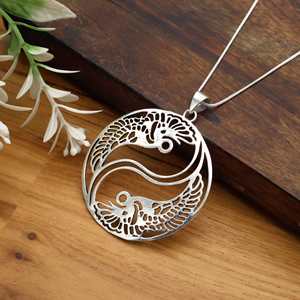 Joyería colgante de declaración religiosa Yin Yang para hombres y mujeres con cadena con latón dorado plateado y estilo elegante - Product Image 4