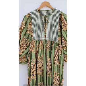 Vestido midi de algodón con estampado de tigre y cuello profundo, silueta holgada - Product Image 2
