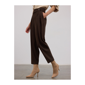 Pantalones de corte zanahoria con pliegues dobles y mezcla de viscosa antiarrugas, color índigo marrón - Product Image 2