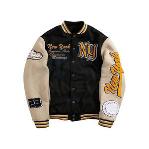 แจ็คเก็ตวาร์ซิตี้ผู้ชายสไตล์เท่ห์ ปักตัวอักษร ตัดสี แต่งแถบลายทาง แขนยาว ติดกระดุมด้านหน้า สีแอปริคอตและสีดำ ขายส่ง - Product Image 1