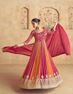 Robe longue en soie Chinon traditionnelle de qualité supérieure avec broderie lourde correspondant à Dupatta pour la culture indienne et pakistanaise - Product Image 1