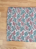 Ce magnifique tissu en coton blanc imprimé à la main présente un charmant motif de branche de vigne avec des détails délicats en rose et vert menthe.