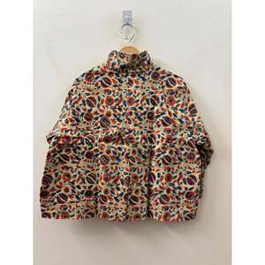 Chaqueta Bomber de Pana Bordada a Mano The Blooming Garden en Color Crema con Estampado Floral Rojo e Índigo, Transpirable para la Temporada de Primavera - Product Image 3