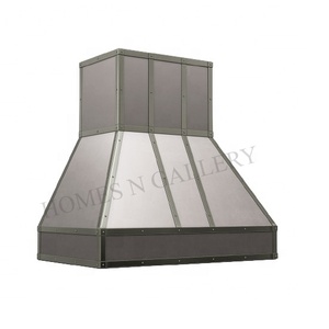 Campana Extractora de Cocina Hecha a Mano y Personalizada con Bandas Inferiores Elegantes y Tira de Acero Inoxidable Espejado - Product Image 4