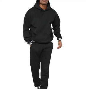 Ensemble jogging à capuche noir pour homme, streetwear, survêtement deux pièces, détail ourlet rayé, tenue décontractée assortie, 100% coton - Product Image 1
