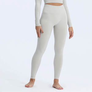 Mallas de yoga deportivas para gimnasio de cintura alta para mujer con realce de glúteos, estampado de ropa deportiva, diseño sin costuras y bolsillos - Product Image 3