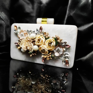 Bolsos y bolsos de mano de resina bellamente hechos a mano con adornos ideales para reventa a precio barato por ARTESANÍA DE LUJO - Product Image 1