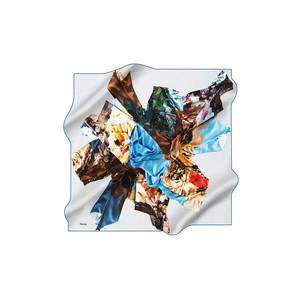 Écharpe en satin de soie bleu vintage avec motif carré de créateur - Product Image 1