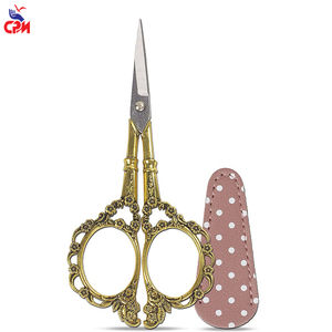 Tijeras Profesionales para Cutículas de 4.5 Pulgadas, Acero Inoxidable Dorado, Punta Afilada, Mango Elegante con Estuche, Calidad de Salón - Product Image 2