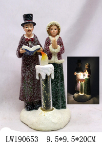 Figurines d'accessoires de village, figurines de carolers de Noël avec bougie LED sans flamme pour la décoration d'intérieur d'hiver sur table - Product Image 3