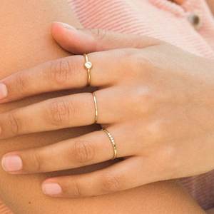 แหวนมินิมอลสายรัดสีทองที่เติมเต็มด้วยทองดีไซน์ที่ไม่ซ้ำกันดีไซน์สำหรับผู้หญิงแหวนหมั้นครบรอบการออกแบบที่กำหนดเอง925วงเงินสเตอร์ลิง - Product Image 5