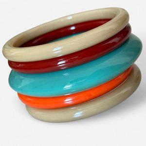 Brazaletes de Resina Impermeables de Diseño de Lujo para Mujer, Acabado Premium, Joyería de Moda, Personalizables para Exhibición en Boutiques - Product Image 1