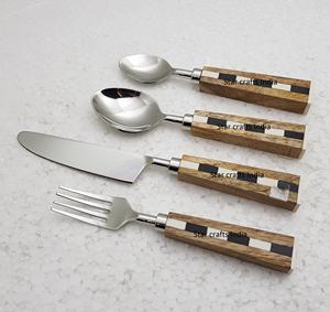 Juego de Cubiertos de Acero Inoxidable con Mango de Resina de Madera de Mango, Diseño Nuevo, con Cuchara, Tenedor y Cuchillo Plateados, Juego de 3 - Product Image 3