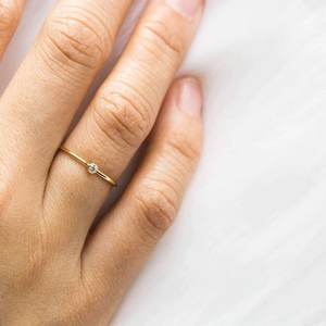 Anillo de Compromiso y Boda Moderno para Mujer, con Moissanita de Corte Redondo en Engaste Minimalista, Chapado en Oro sobre Plata de Ley 925 - Product Image 5