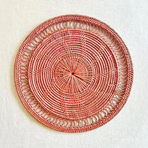 Mantel individual de ratán artesanal bohemio Sisu, alfombrillas y almohadillas elegantes - Product Image 1