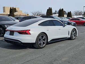 Audi e-tron GT quattro Prestige 2023 en parfait état - Product Image 2