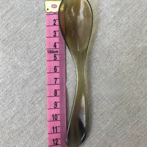 Cuillère en corne de buffle naturelle, fabriquée à la main et polie, parfaite pour servir des épices, des condiments ou pour une utilisation décorative sur la table, de haute qualité - Product Image 1