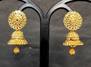 Juego de pendientes al por mayor con diseño tradicional de 22 quilates chapados en oro, pendientes Jhumka, joyería para mujeres, ropa de exportadores - Product Image 4
