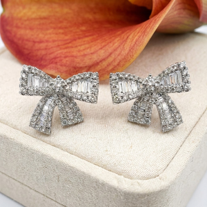 Vente en gros de magnifiques boucles d'oreilles tendance en or blanc massif 18 carats plaqué or, avec diamants véritables, 148 pièces, 1,44 carat, taille baguette - Product Image 4
