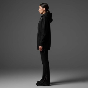 Ensemble deux pièces streetwear femme en coton noir mat personnalisé : sweat à capuche zippé avec fentes latérales et pantalon de survêtement court à ourlet fendu aux chevilles - Product Image 3