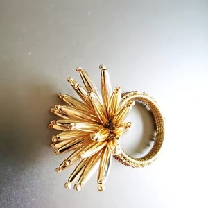 Élégant porte-serviette à fleurs en or avec un design unique pour la décoration de table, les mariages, les fêtes, les repas dans un hôtel, un look luxueux - Product Image 5