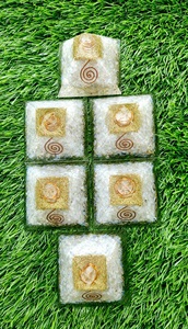 Pirámide de Orgón de Opalita para Meditación Vastu, Protección Contra Campos Electromagnéticos con Cristal y Cobre para Decoración del Hogar u Oficina - Product Image 2