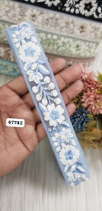 Fleur sur mesure conçue avec des lacets brodés séquentiels de 1 pouce de largeur pour les robes et à des fins de revente. - Product Image 3