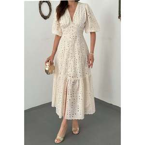 Robe blanc cassé avec détails en dentelle froncée et broderies. - Ecru - Product Image 5