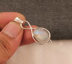 Pendentif en pierre de lune arc-en-ciel fait à la main pour femmes en argent sterling massif 925 cadeau de bijoux en pierres précieuses de créateur - Product Image 4