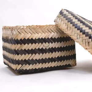 Caja de almacenamiento tejida de bambú natural con organizador cuadrado de tapa para uso en sala de estar o despensa - Product Image 1