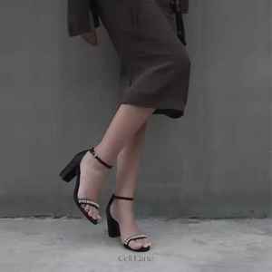 Sandales à bout ouvert chic avec détail de chaîne de pierre, soie satinée et matériau PU - Product Image 3