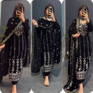 Haut et pantalon assortis en velours de qualité supérieure de style traditionnel pour femmes et filles avec ensemble Dupatta pour les mariages et les fêtes - Product Image 6