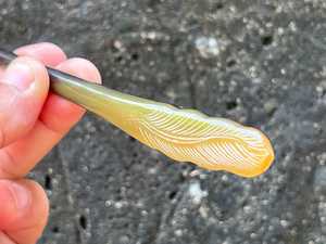 Épingle à cheveux en corne naturelle polie écologique faite à la main avec un design d'amour pour un style de chignon élégant et un usage quotidien - Product Image 5