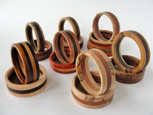 Rond de serviette en gros porte-serviettes pour pièce de conception sculptée pour accessoires bois d'acacia fini poli foncé et style - Product Image 5