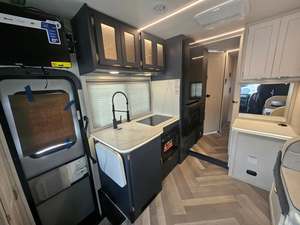 Autocaravana Coachmen 2025 con Motor Diésel, Vehículo Recreativo Premium con Instalaciones Completas para Viajes Familiares y Campamentos, Disponible - Product Image 4