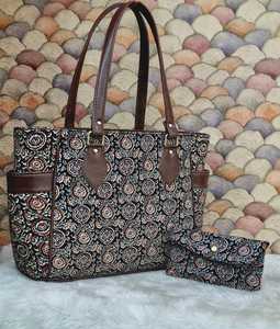 กระเป๋าถือ2ช่องมีกระเป๋าด้านข้าง2ช่องพร้อมซิปและกระเป๋าขนาดเล็กเพื่อการพกพาที่สมบูรณ์แบบสำหรับทุกวันความต้องการอย่างเป็นทางการ - Product Image 2