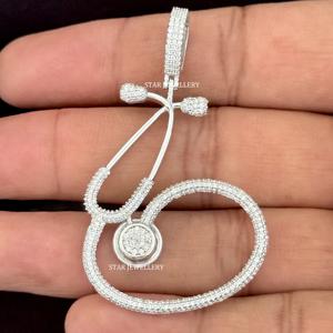 จี้รูปหูฟังแพทย์ประดับเพชรโมอิสซาไนต์ VVS ชุบโรเดียมเงินแท้ สไตล์ฮิปฮอป สำหรับทุกเพศ เหมาะเป็นของขวัญสำหรับงานปาร์ตี้ - Product Image 5