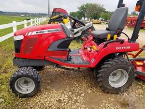 Tracteur d'occasion Massey Ferguson GC1723E 2023 avec tondeuse à ventre 60 \" - Product Image 2