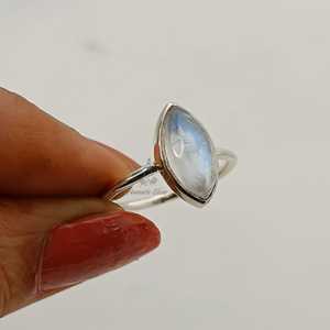 Anillo de Piedra Lunar Arcoíris: Anillo de Promesa Marquise Hecho a Mano en Plata de Ley, Regalo de Piedra de Nacimiento Natural de Junio - Product Image 1