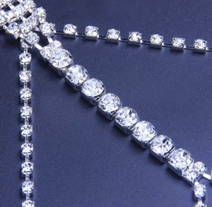 Élégante chaîne de corps en strass avec un design de bikini à pompons - Product Image 2