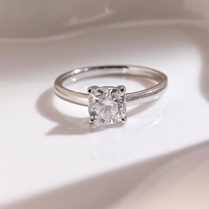 Bague solitaire en or jaune 14 carats avec diamant de laboratoire taille coussin de 1,00 carat, clarté VS2, couleur F, certifié IGI - Product Image 1