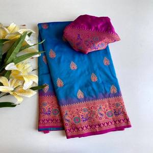 Sari de Seda Paithani de Lujo VASTRA COTTAGE con Tejidos Zari en Toda la Superficie, Borde Meenakari con Diseño de Pavo Real y Pallu en Contraste - Product Image 3