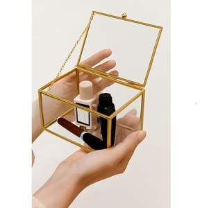 Joyero de cristal de color dorado de lujo contemporáneo, escaparate de patrón cuadrado para organizar joyería fina en interiores de boutique - Product Image 2