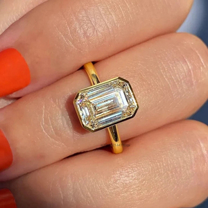 3.0 carat émeraude coupe Moissanite bague de fiançailles avec lunette réglage inférieur assis conception avec tige fendue bijoux faits à la main - Product Image 5