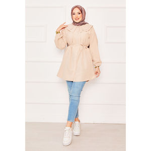 Blusa de Gasa Beige Modesta para Tallas Grandes con Doble Cuello, Cintura con Cordón, Detalles de Encaje, Botones y Estampado de Lentejuelas - Product Image 1