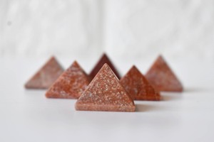 Vente en gros de mini-pyramides de guérison en cristal d'aventurine orange attrayantes pour la méditation et la décoration - Product Image 3