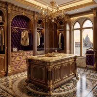 Canapé classique européen en velours violet avec structure en bois sculpté et détails dorés pour les intérieurs de villas de luxe