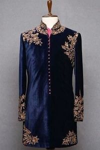 Motif de broderie à la main sur une belle robe sherwani et pantalon bleu avec perles de verre cristal embellies, pierre de verre, dabka work @ 2024 - Product Image 3