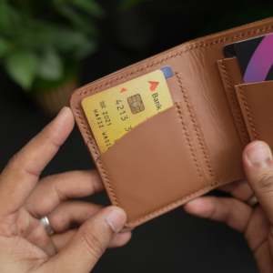 Cartera de Cuero Bifold Vertical Delgada WF Leathercraft No.86 en Color Bronceado Italiano con 5 Años de Garantía Unisex - Product Image 4